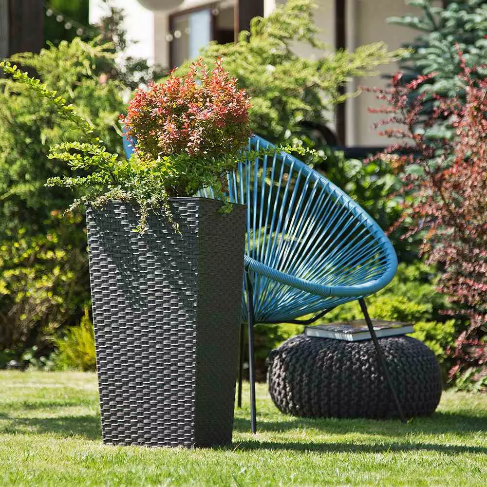 Siena Garden Pflanzkübel Paris, eckig, 25x25x46,5 cm Rattanoptik in graphit  Kunststoff - Oldenburger Wohngarten - Dein Wohlfühlgartenmarkt