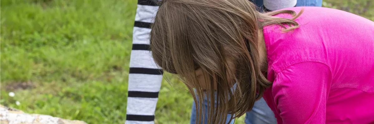 Kräuterbeet - Kinder bereiten Beet vor