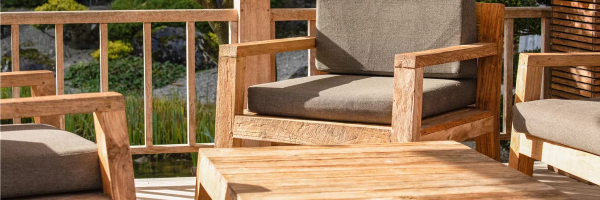 Gartenmöbel im Garten