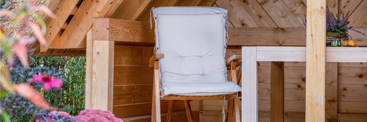 Gartenmöbel im Garten