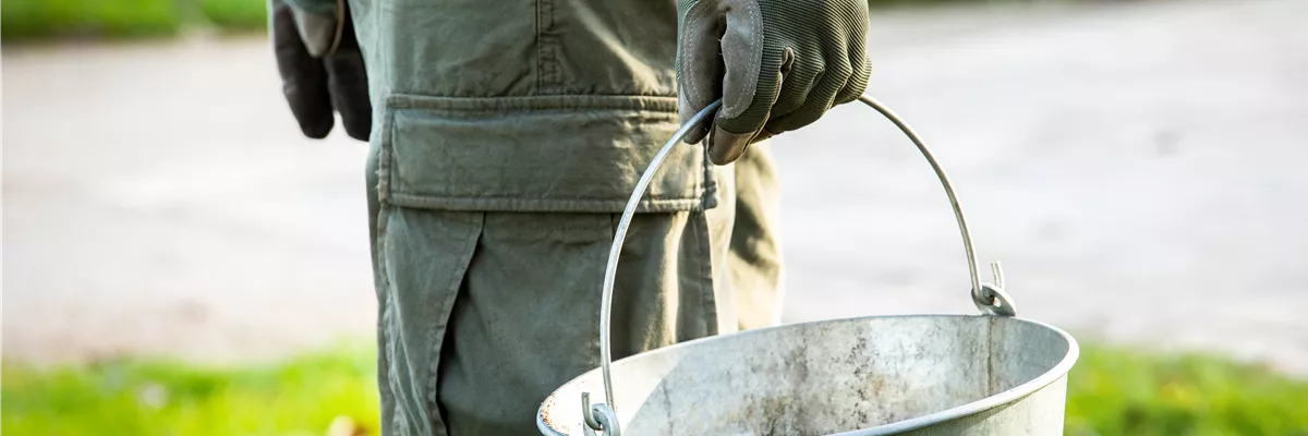 Gärtner mit Eimer