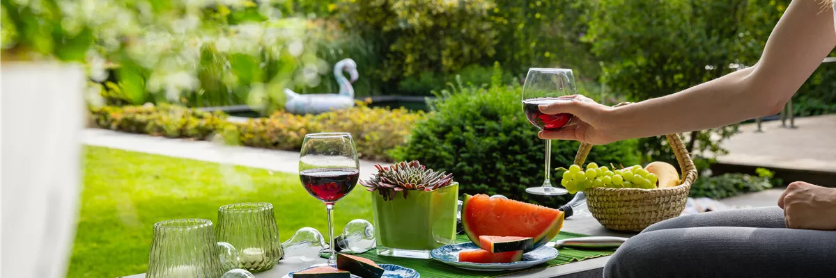 Sommer - gedeckter Gartentisch