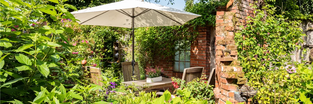 Terrasse mit Sonnenschirm 
