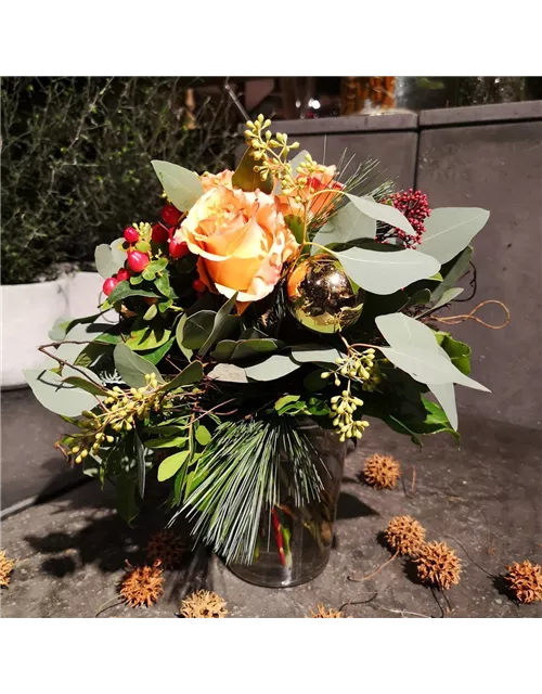 Strauß Rosen mit weihnachtlichem Beiwerk