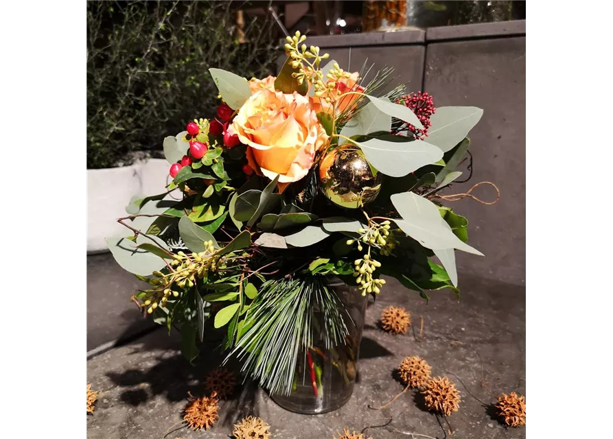 Strauß Rosen mit weihnachtlichem Beiwerk