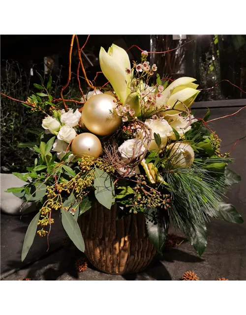 Großer Strauß 'White Chrtistmas'mit weihnachtlichem Beiwerk