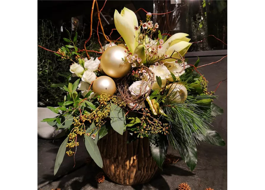 Großer Strauß 'White Chrtistmas'mit weihnachtlichem Beiwerk